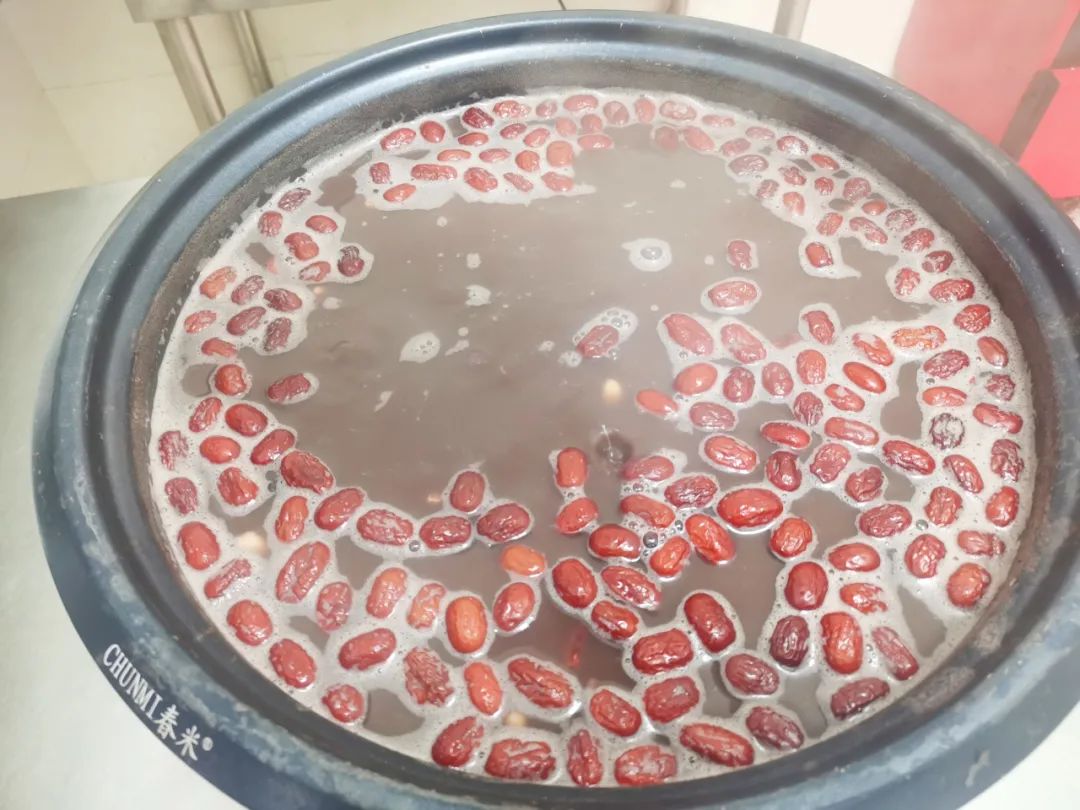 邳州市第二中学为师生熬制免费腊八粥