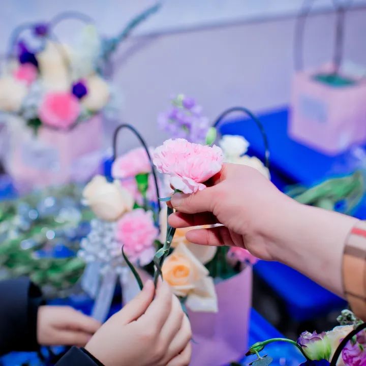“人美花美 美美与共”——闽江路小学开展“三八节”女教师花艺沙龙活动