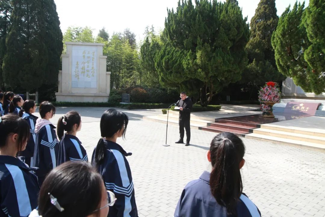 追寻英烈足迹 传承红色基因 | 炮车中学开展清明祭扫活动