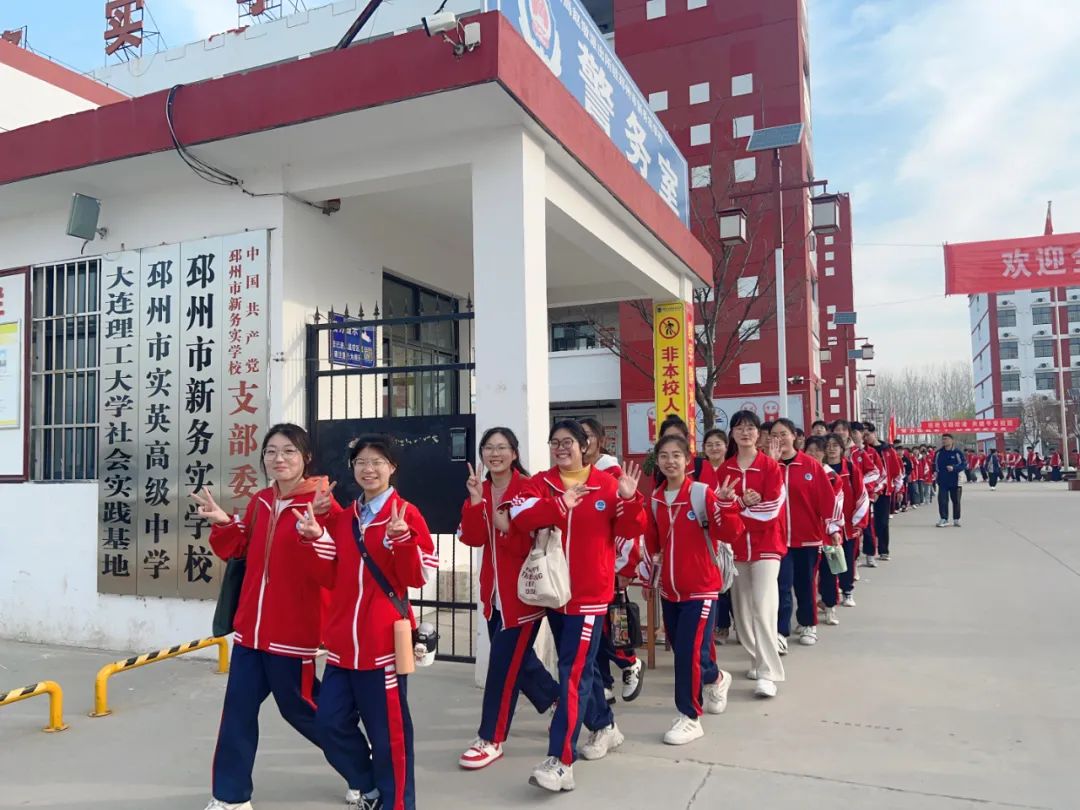 “寻先烈足迹，传红色精神”——邳州市实英高级中学开展清明祭扫主题教育活动